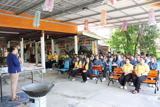 วิทยากรบรรยายความเป็นมาเกี่ยวกับขนมข้าวเหนียวแดง และขั้นตอนการทำให้ผู้เข้าร่วมโครงการฟังก่อนลงมือปฏิบัติจริง