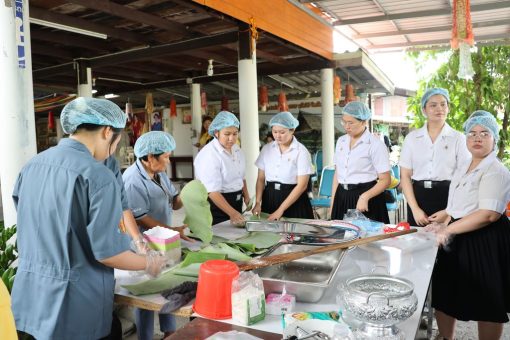 นักศึกษาช่วยกันเช็ดใบตองเพื่อนำมาทำเป็นบรรจุภัณฑ์