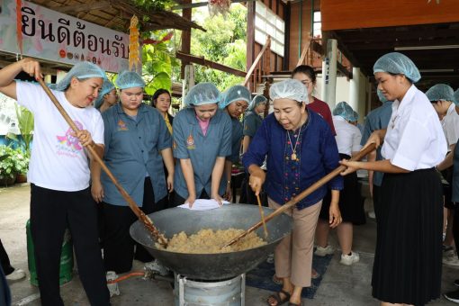 วิทยากรและผู้ช่วยวิทยากรอธิบายขั้นตอนและสาธิตการทำข้าวเหนียวแดง