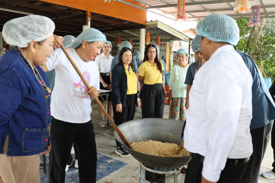 ผู้ช่วยวิทยากรสาธิตกวนข้าวเหนียวแดงให้กับนักศึกษา