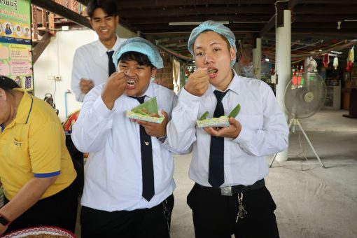 นักศึกษาชิมขนมข้าวเหนียวแดงที่ร่วมกันทำ