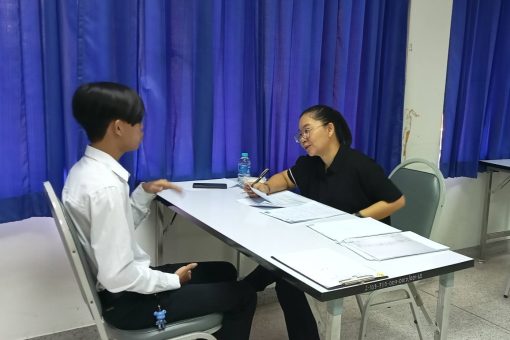 ประธานหลักสูตรเทคโนโลยีภูมิทัศน์ สัมภาษณ์ทุนให้กับนักศึกษาคณะเทคโนโลยีการเกษตร