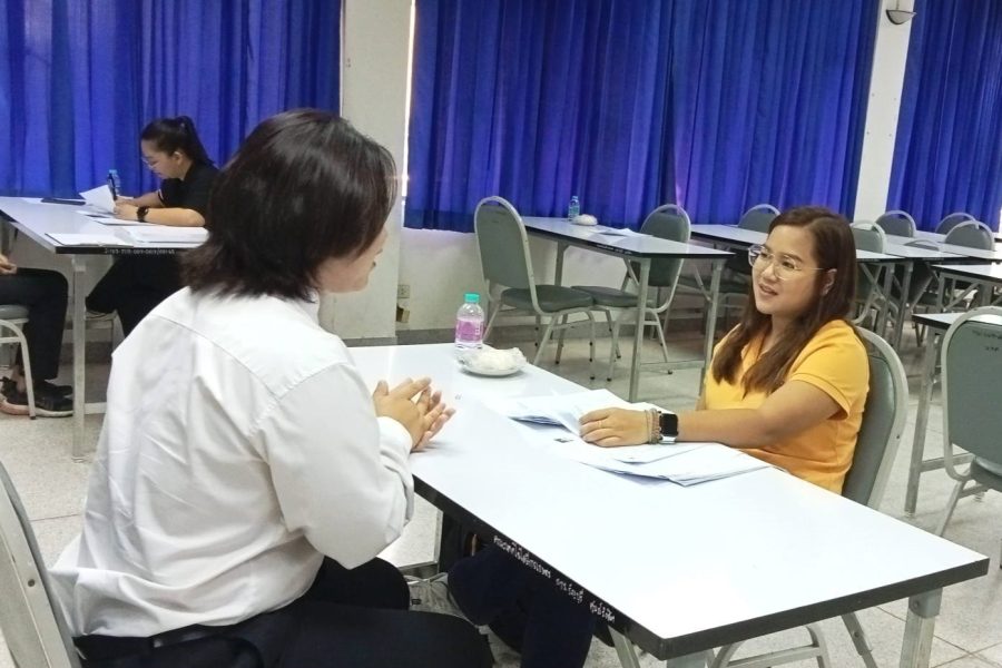 ประธานหลักสูตรสัตวศาสตร์ สัมภาษณ์ทุนให้กับนักศึกษาคณะเทคโนโลยีการเกษตร