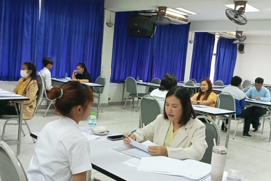 คณะกรรมการ สัมภาษณ์ทุนให้กับนักศึกษาคณะเทคโนโลยีการเกษตร
