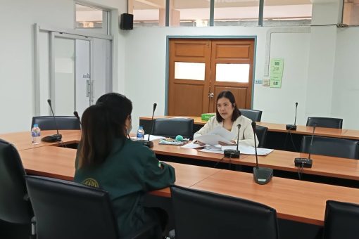 รองคณบดีฝ่ายพัฒนานักศึกษา สัมภาษณ์ทุนให้กับนักศึกษาคณะเทคโนโลยีการเกษตร