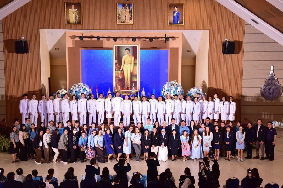 ผู้บริหาร คณาจารย์ และบุคลากร มทร.ธัญบุรี ถ่ายภาพร่วมกัน