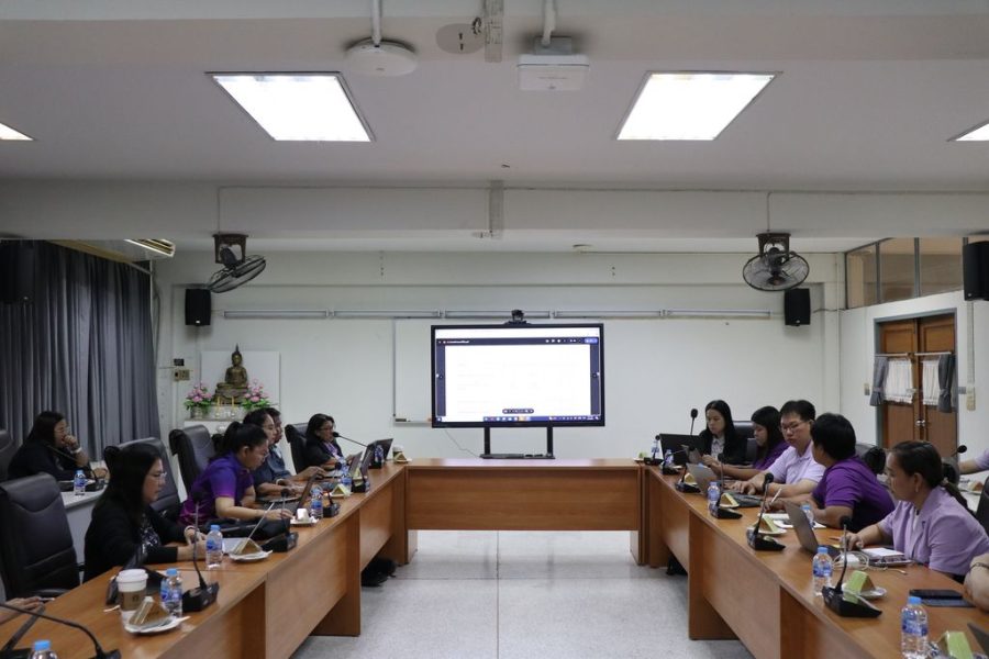 คณะกรรมการบริหารคณะเข้าร่วมประชุมโดยพร้อมเพรียง