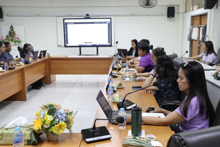 คณะกรรมการบริหารคณะเข้าร่วมประชุมโดยพร้อมเพรียง