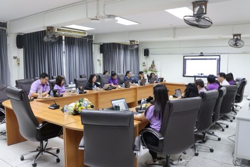 คณะกรรมการบริหารคณะเข้าร่วมประชุมโดยพร้อมเพรียง