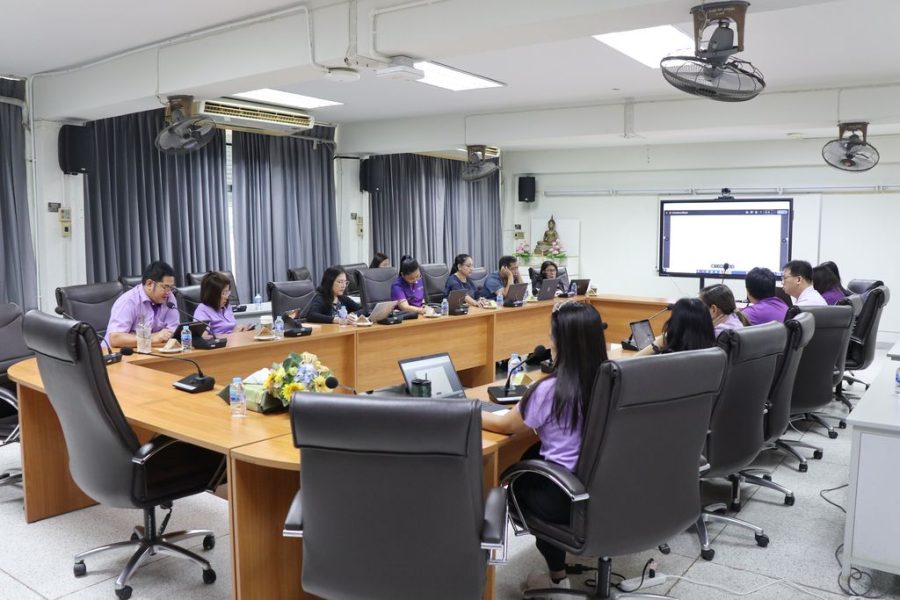 คณะกรรมการบริหารคณะเข้าร่วมประชุมโดยพร้อมเพรียง