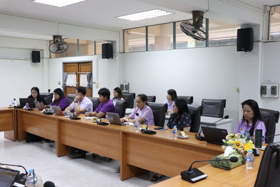 คณะกรรมการบริหารคณะเข้าร่วมประชุมโดยพร้อมเพรียง