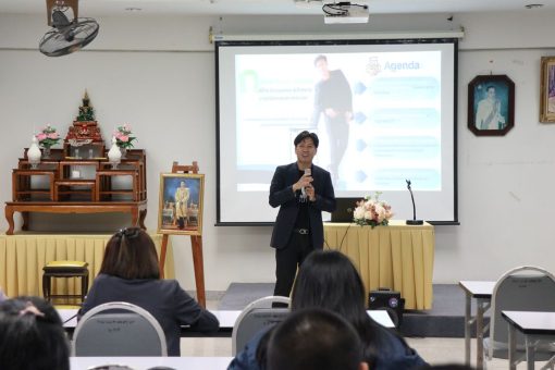 รศ.ดร.เกียรติศักดิ์ แสงประดิษฐ์ ผู้อำนวยการสถาบันวิจัยและพัฒนา บรรยายความรู้เกี่ยวกับงานวิจัย