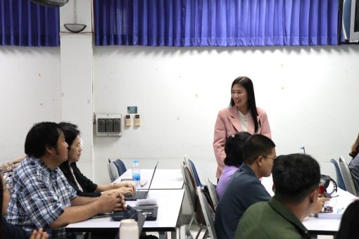 เจ้าหน้าที่ประจำสถาบันวิจัยและพัฒนาแนะนำตัวแก่ผู้เข้าร่วมประชุม