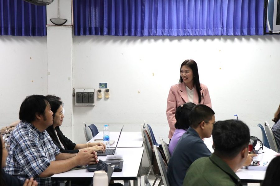 เจ้าหน้าที่ประจำสถาบันวิจัยและพัฒนาแนะนำตัวแก่ผู้เข้าร่วมประชุม