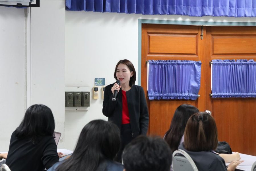 เจ้าหน้าที่ประจำสถาบันวิจัยและพัฒนาแนะนำตัวแก่ผู้เข้าร่วมประชุม