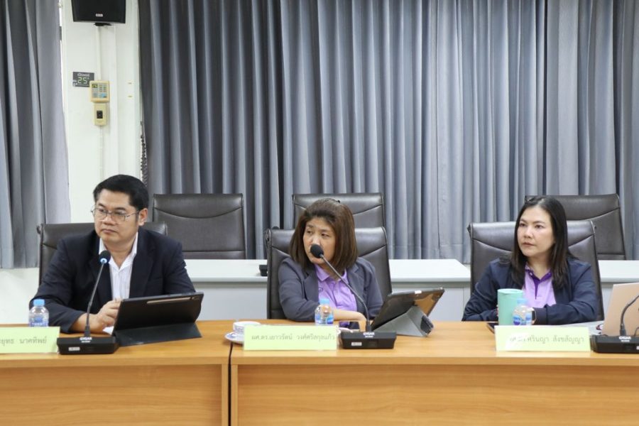 รองคณบดีฝ่ายบริหารงานทั่วไป รองคณบดีฝ่ายวิชาการ และรองคณบดีฝ่ายพัฒนานักศึกษา เข้าร่วมประชุมโดยพร้อมเพรียง