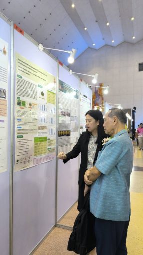 นักวิจัยคณะเทคโนโลยีการเกษตรนำเสนอผลงาน