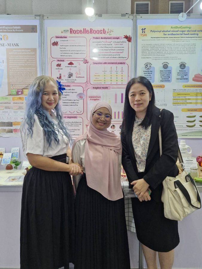 นักศึกษาสาขาเทคโนโลยีอาหารถ่ายภาพร่วมกับอาจารย์และผลงานที่นำเสนอ