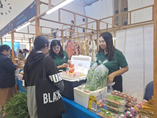 เจ้าหน้าที่จากศูนย์ปฏิบัติการทางการเกษตรเพื่อสุขภาพ นำสินค้าจากคณะมาจัดจำหน่ายในงาน