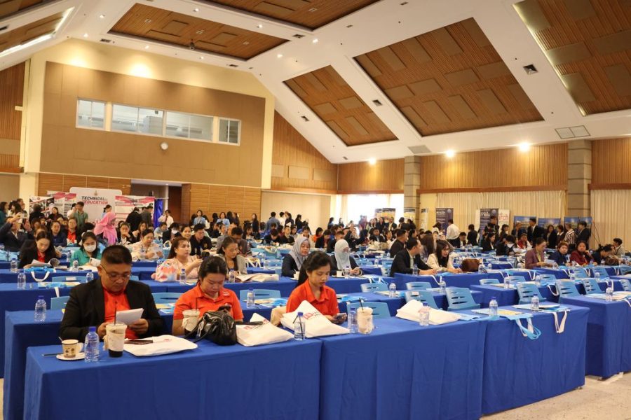 ภาพบรรยากาศผู้เข้าร่วมสัมมนาโครงการสัมมนาและสร้างเครือข่ายครู-อาจารย์แนะแนว