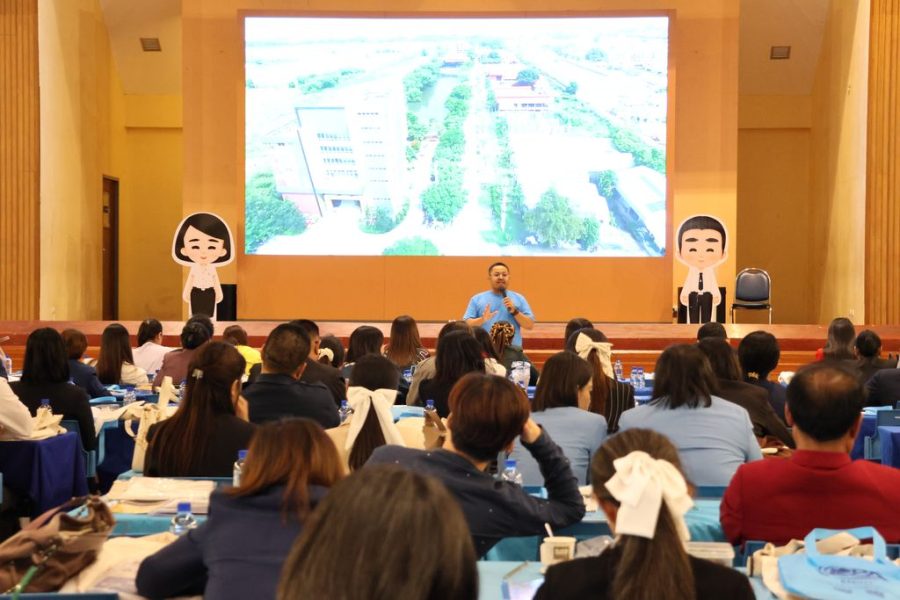 เจ้าหน้าที่งานแนะแนวคณะเทคโนโลยีการเกษตร แนะนำการเรียนการสอนของคณะให้แก่ผู้เข้าร่วมโครงการ