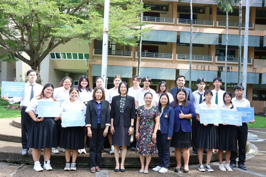 ผู้บริหาร คณาจารย์ และนักศึกษาที่ได้รับทุนถ่ายภาพร่วมกัน
