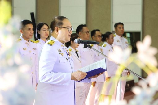 รศ.ดร.สมหมาย ผิวสอาด นำกล่าวคำปฏิญาณตนต่อหน้าพระบรมฉายาลักษ์