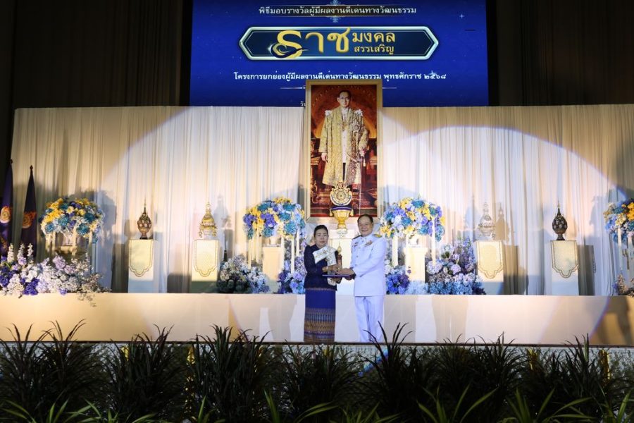 รศ.ดร.สมหมาย ผิวสอาด อธิการบดีมหาวิทยาลัยเทคโนโลยีราชมงคลธัญบุรี มอบรางวัลให้แก่ผู้ที่ได้รับรางวัลราชมงคลสรรเสริญ ประจำปีพุทธศักราช 2568