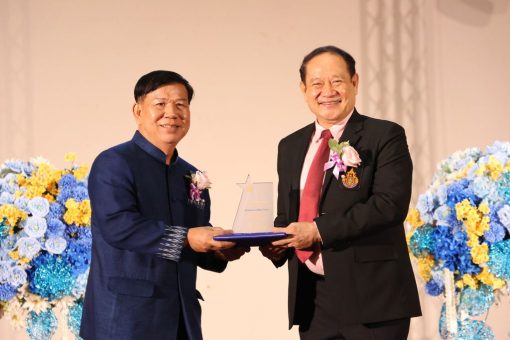 ผศ.นิยม บัวบาน ผู้เกษียณอายุราชการ ประจำปี 2568 ขึ้นรับโล่บนเวที