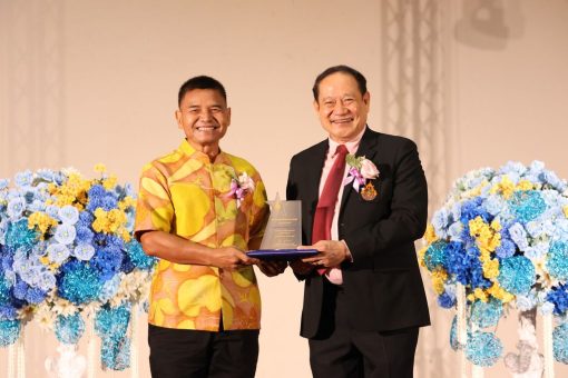 ผศ.ภูรินทร์ อัครกุลธร ผู้เกษียณอายุราชการ ประจำปี 2568 ขึ้นรับโล่บนเวที