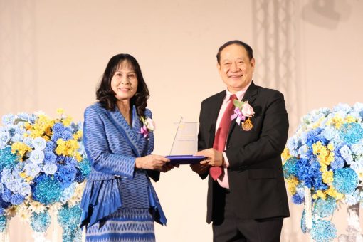 ผศ.อรัญญา ภู่รอด ผู้เกษียณอายุราชการ ประจำปี 2568 ขึ้นรับโล่บนเวที