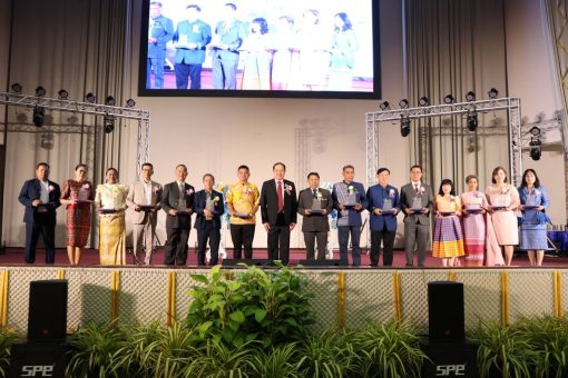 ท่านอธิการบดีถ่ายภาพร่วมกับผู้เกษียณอายุราชการ ประจำปี 2568