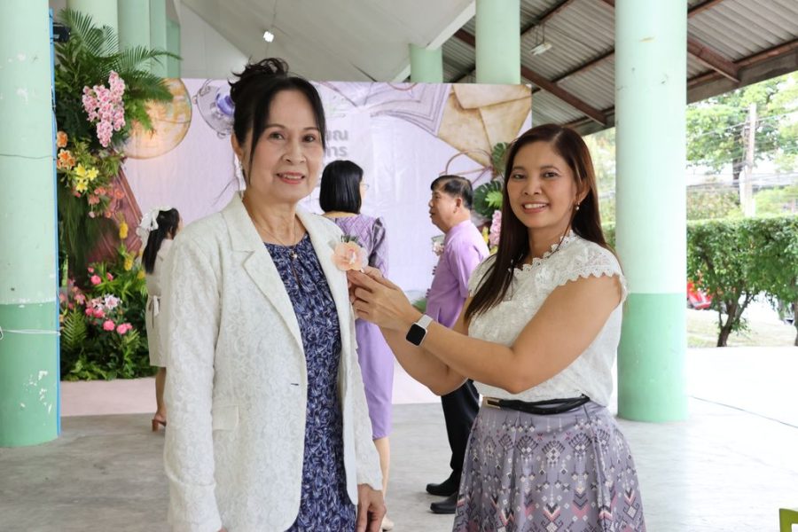 บุคลากรต้อนรับและติดดอกไม้กับกับผู้เกษียณ