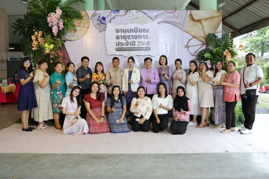 บรรยากาศของการแสดงความยินดีและถ่ายรูปบริเวณหน้างาน