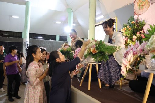 ผู้บริหารคณะเทคโนโลยีการเกษตรร่วมรดน้ำแสดงมุทิตาจิตแก่ผู้เกษียณอายุราชการ