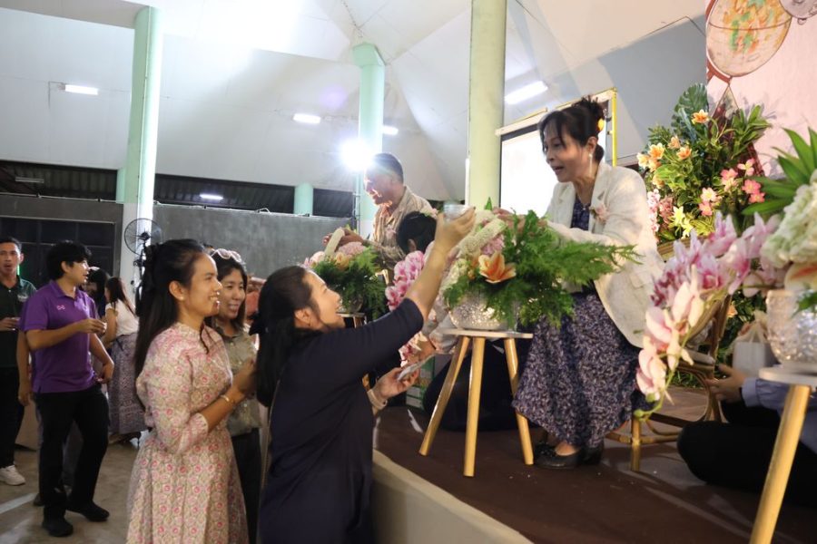 ผู้บริหารคณะเทคโนโลยีการเกษตรร่วมรดน้ำแสดงมุทิตาจิตแก่ผู้เกษียณอายุราชการ