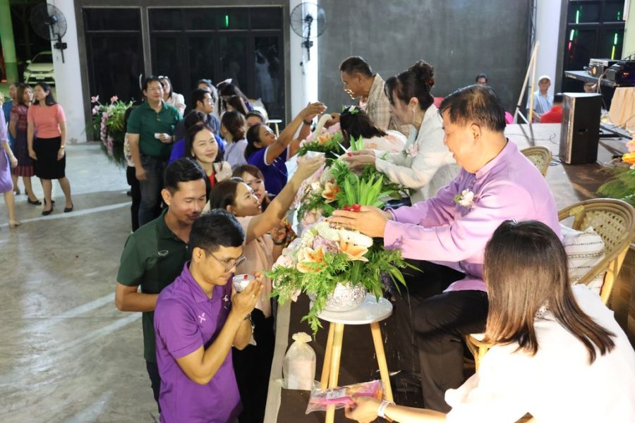 คณาจารย์และบุคลากรร่วมรดน้ำแสดงมุทิตาจิตแก่ผู้เกษียณอายุราชการ บรรยากาศเต็มไปด้วยความอบอุ่น