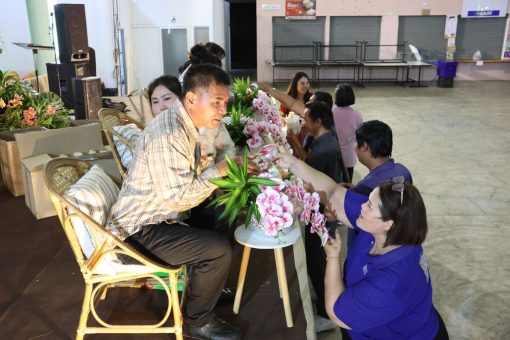 คณาจารย์และบุคลากรร่วมรดน้ำแสดงมุทิตาจิตแก่ผู้เกษียณอายุราชการ บรรยากาศเต็มไปด้วยความอบอุ่น