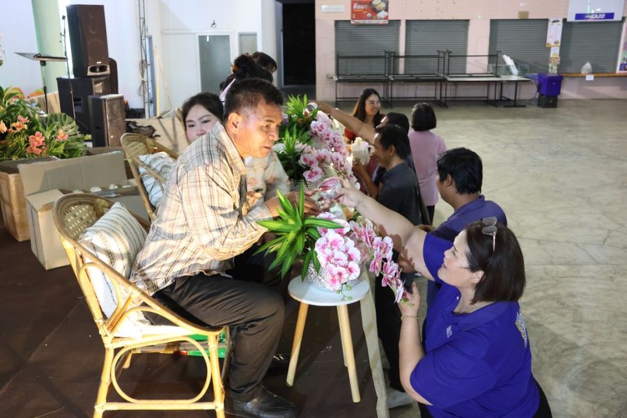 คณาจารย์และบุคลากรร่วมรดน้ำแสดงมุทิตาจิตแก่ผู้เกษียณอายุราชการ บรรยากาศเต็มไปด้วยความอบอุ่น