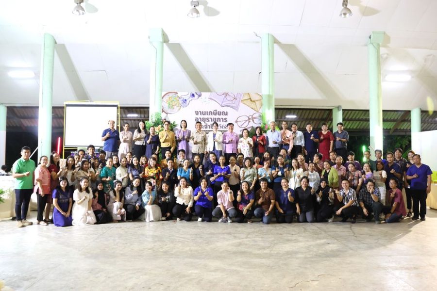 ผู้เกษียณอายุราชการถ่ายภาพร่วมกับผู้บริหาร คณาจารย์ และบุคลากรคณะเทคโนโลยีการเกษตรที่มาร่วมงาน