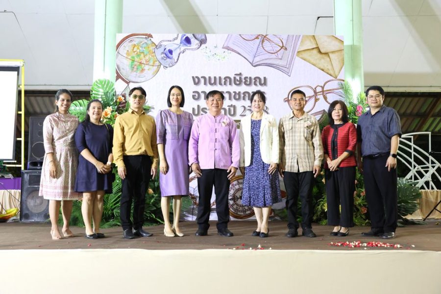 ผู้เกษียณอายุราชการ ร่วมถ่ายภาพกับผู้บริหารคณะเทคโนโลยีการเกษตรบนเวที