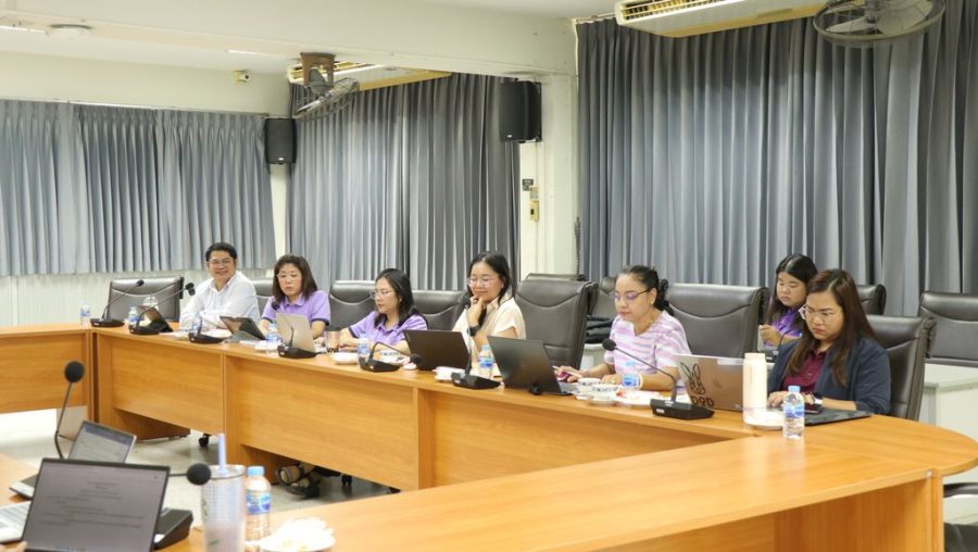 คณะกรรมการบริหารคณะเข้าร่วมประชุมอย่างพร้อมเพียง