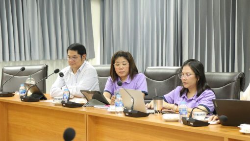 รองคณบดีแต่ละฝ่ายเข้าร่วมประชุมอย่างพร้อมเพียง