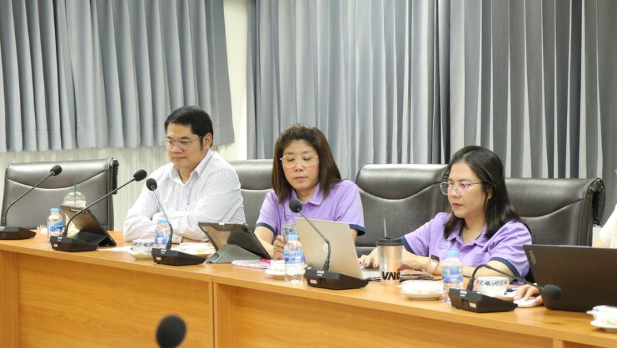 รองคณบดีแต่ละฝ่ายเข้าร่วมประชุมอย่างพร้อมเพียง