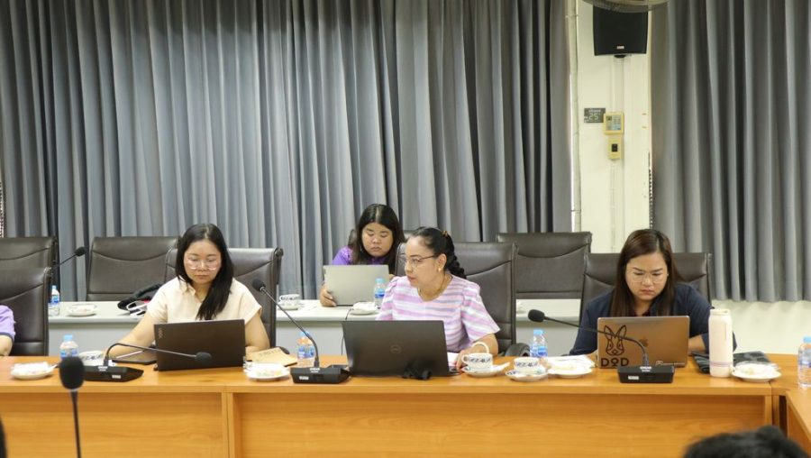 คณะกรรมการบริหารคณะเข้าร่วมประชุมอย่างพร้อมเพียง