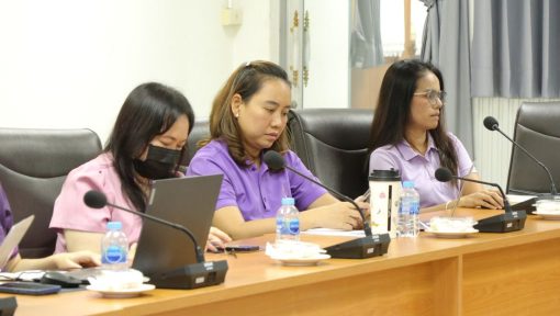 คณะกรรมการบริหารคณะเข้าร่วมประชุมอย่างพร้อมเพียง