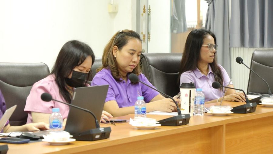 คณะกรรมการบริหารคณะเข้าร่วมประชุมอย่างพร้อมเพียง