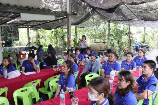 คณาจารย์ และบุคลากรร่วมฟังประวัติความเป็นมาของศูนย์ฯ