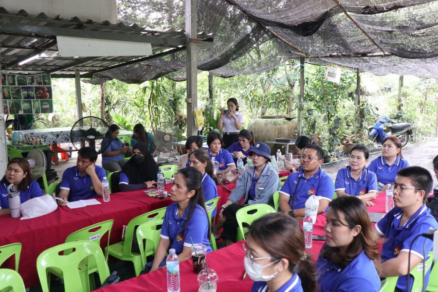 คณาจารย์ และบุคลากรร่วมฟังประวัติความเป็นมาของศูนย์ฯ