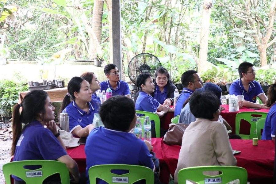 คณาจารย์ และบุคลากรร่วมฟังประวัติความเป็นมาของศูนย์ฯ